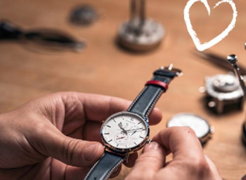 savoir-faire horloger, fabrication d'une montre homme, bracelet en cuir véritable bleu, montre automatique